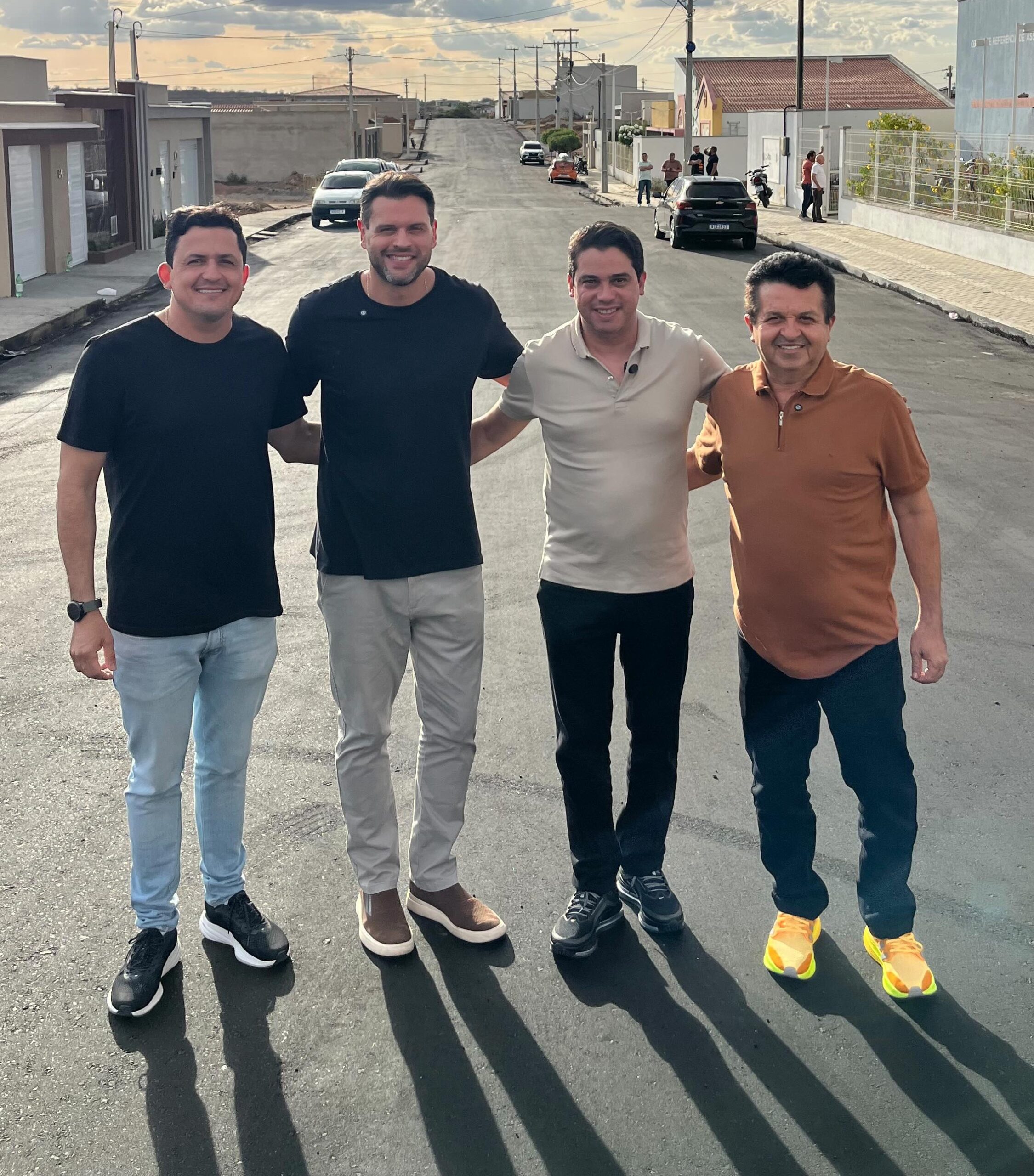 Júnior Mano entrega asfalto em Tamboril