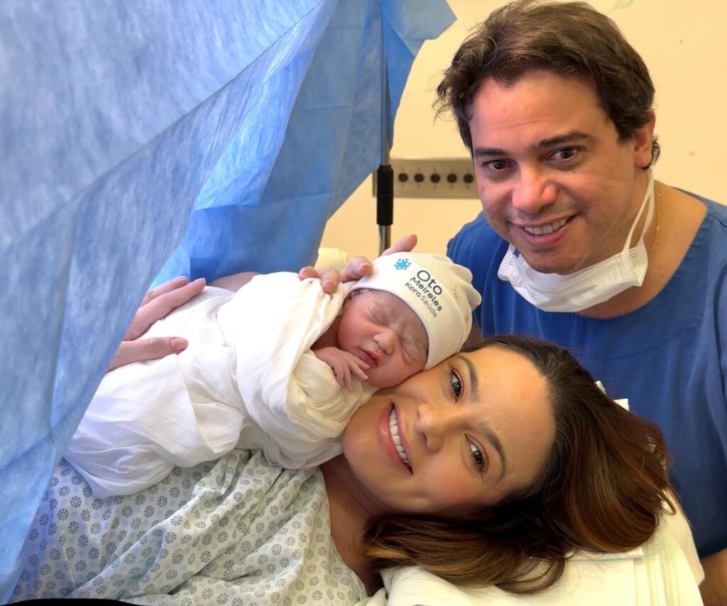 Júnior Mano celebra Maria Helena recém-nascida com Giordanna Mano