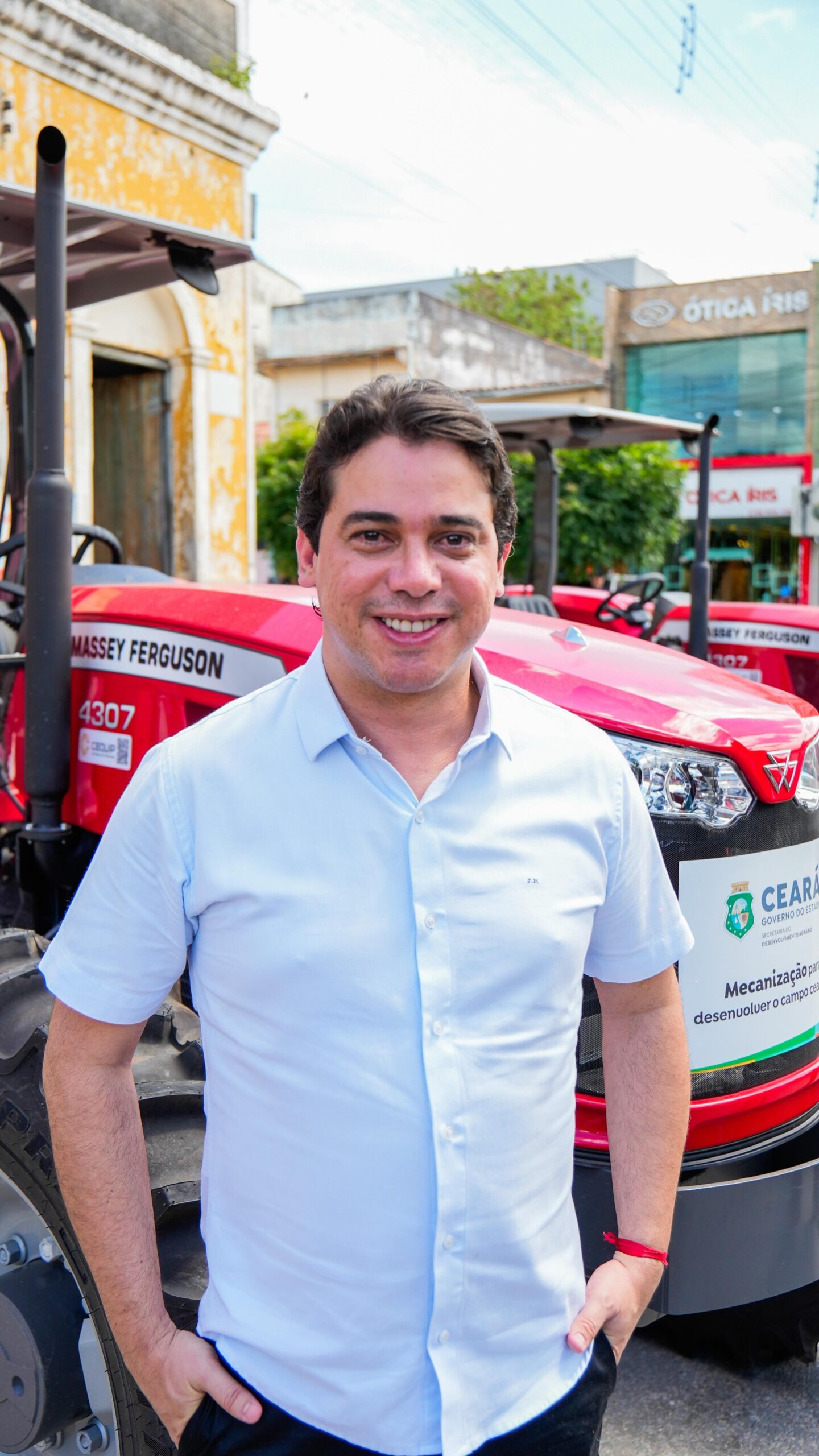 Júnior Mano entrega tratores em Tamboril