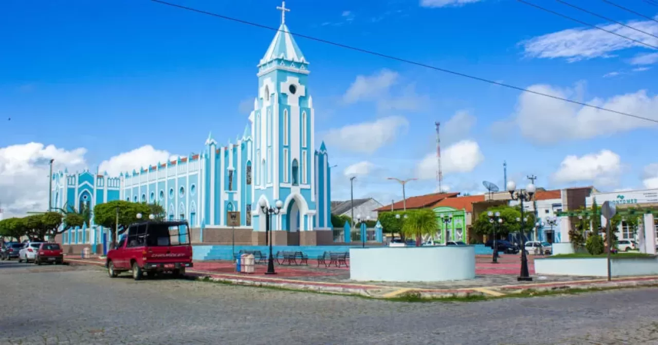 Giordanna Mano prefeita de Nova Russas comemorando 7º lugar no ranking IPS 2026 de qualidade de vida do Ceará