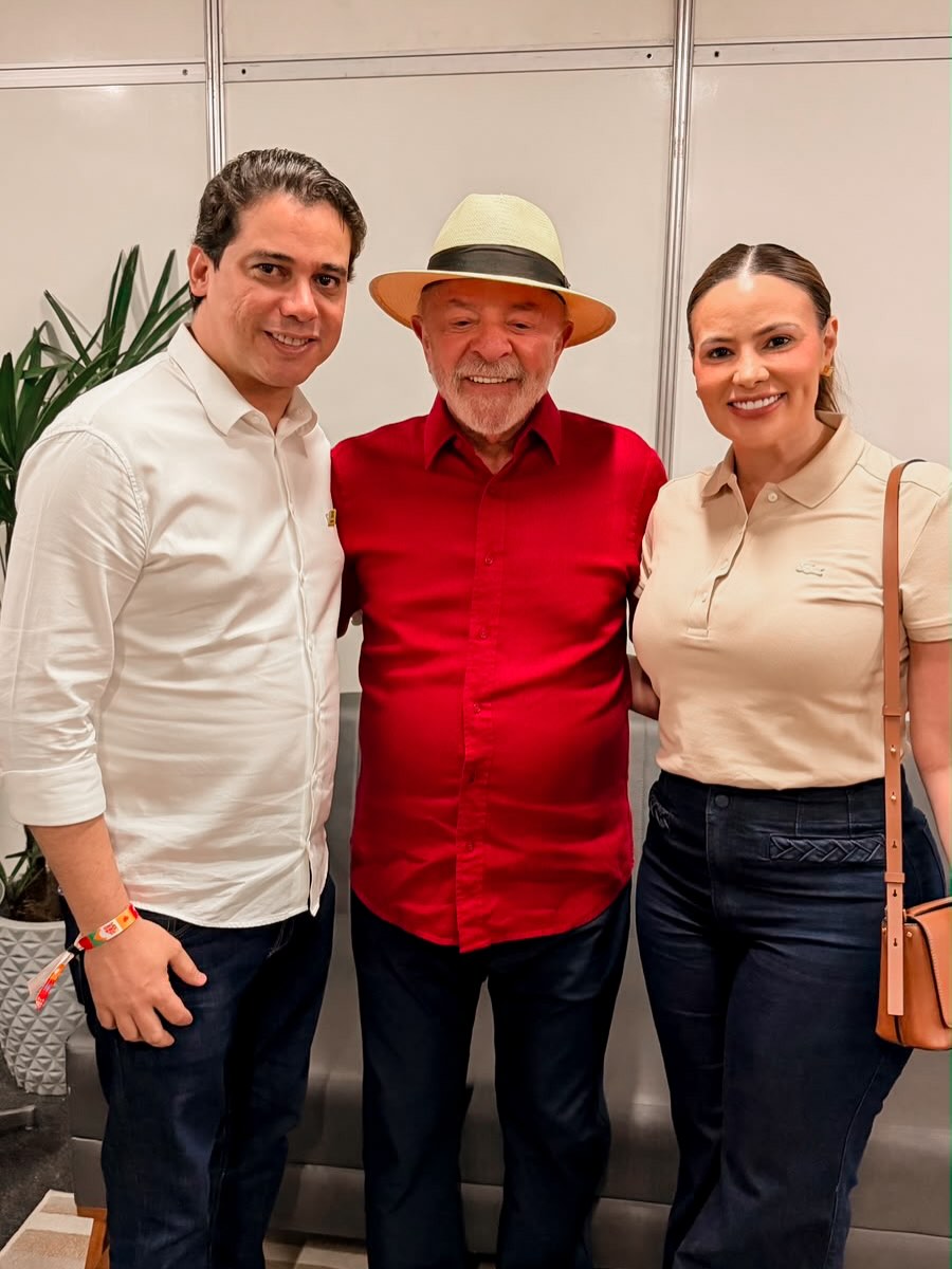 Junior Mano ao lado do presidente Lula e de Giordanna Mano em encontro político em Fortaleza