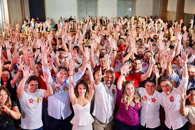 Deputado Júnior Mano ao lado do governador Elmano de Freitas e mais de 100 prefeitos cearenses em encontro político pelo projeto Ceará Forte