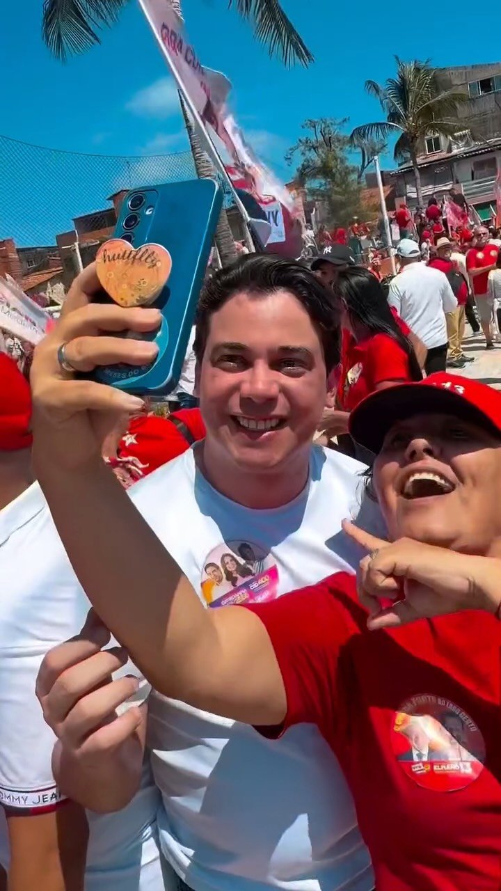 Deputado Júnior Mano ao lado do senador Cid Gomes durante caminhada de abertura de campanha no bairro Pirambu, em Fortaleza