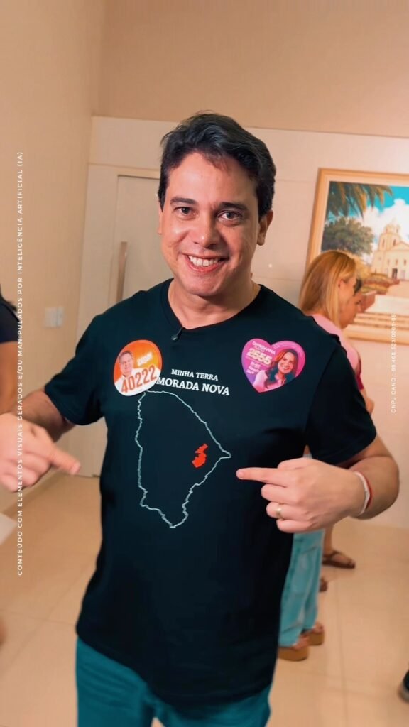 Deputado Júnior Mano ao lado de Naiara Castro e apoiadores durante ato político em Morada Nova, Ceará