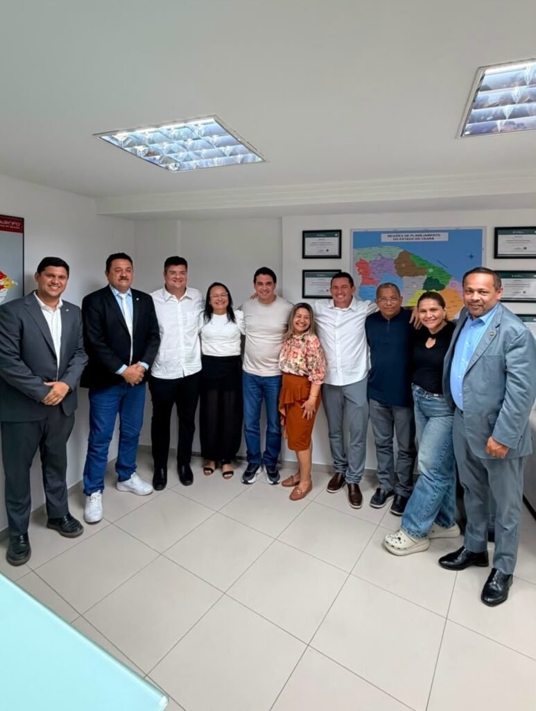 Deputado Júnior Mano reunido com time de vereadores aliados ao prefeito Evandro Leitão em Fortaleza
