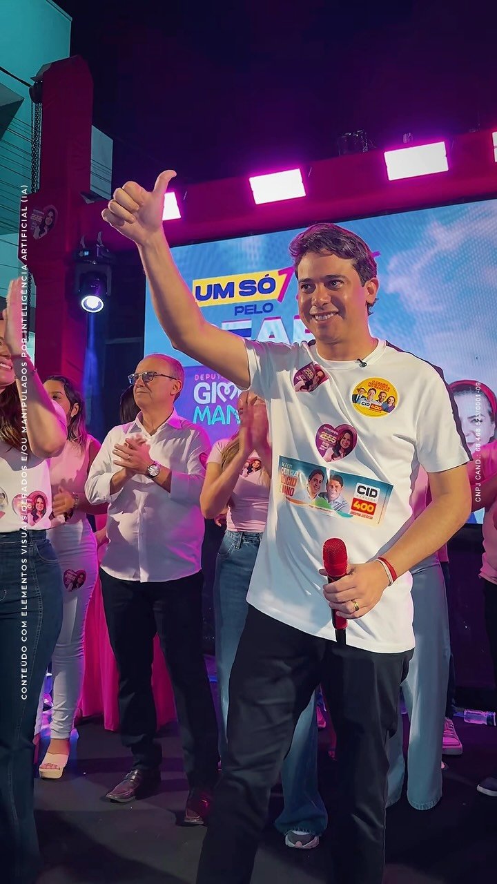 Deputado Júnior Mano durante inauguração de comitê em Jaguaruana, terra natal de Giordanna Mano, no Ceará