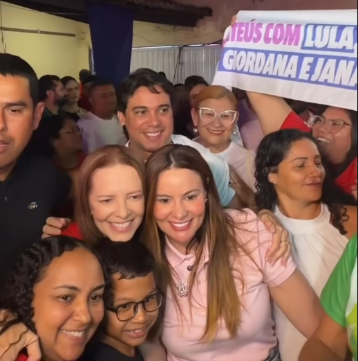 Deputado Júnior Mano ao lado de Giordana Mano e Janaína Farias durante evento com apoiadores em Crateús