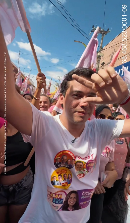 Multidão nas ruas de Nova Russas durante caminhada e inauguração do comitê de Júnior Mano e Giordanna Mano