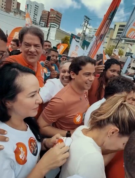 Deputado Júnior Mano ao lado do senador Cid Gomes durante inauguração do comitê de Osmar Baquit no Ceará