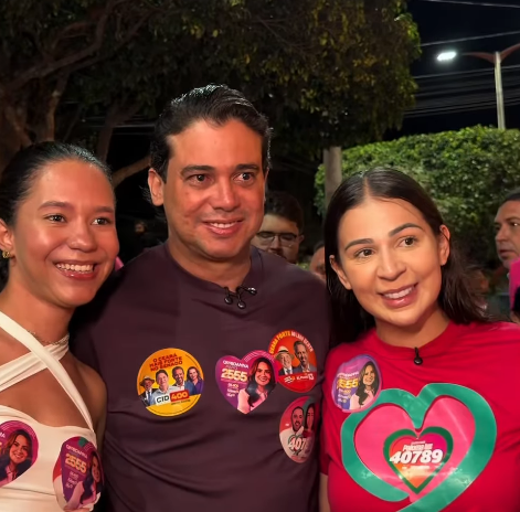 Deputado Júnior Mano ao lado de apoiadoras durante agenda em Tianguá, no interior do Ceará