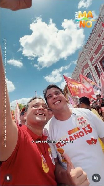 Júnior Mano ao lado de um participante durante mobilização nas ruas