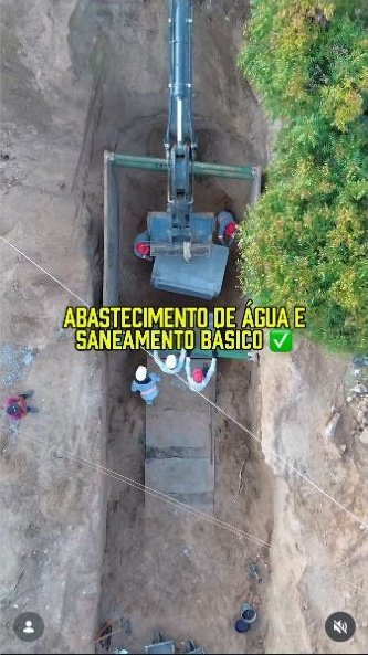 Frame de obra de abastecimento de água e saneamento básico mostrado no vídeo sobre Russas
