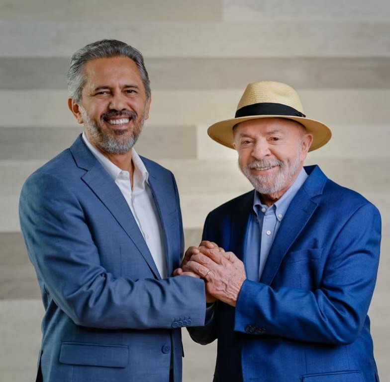Elmano de Freitas e Lula em foto divulgada no anúncio da agenda no Ceará
