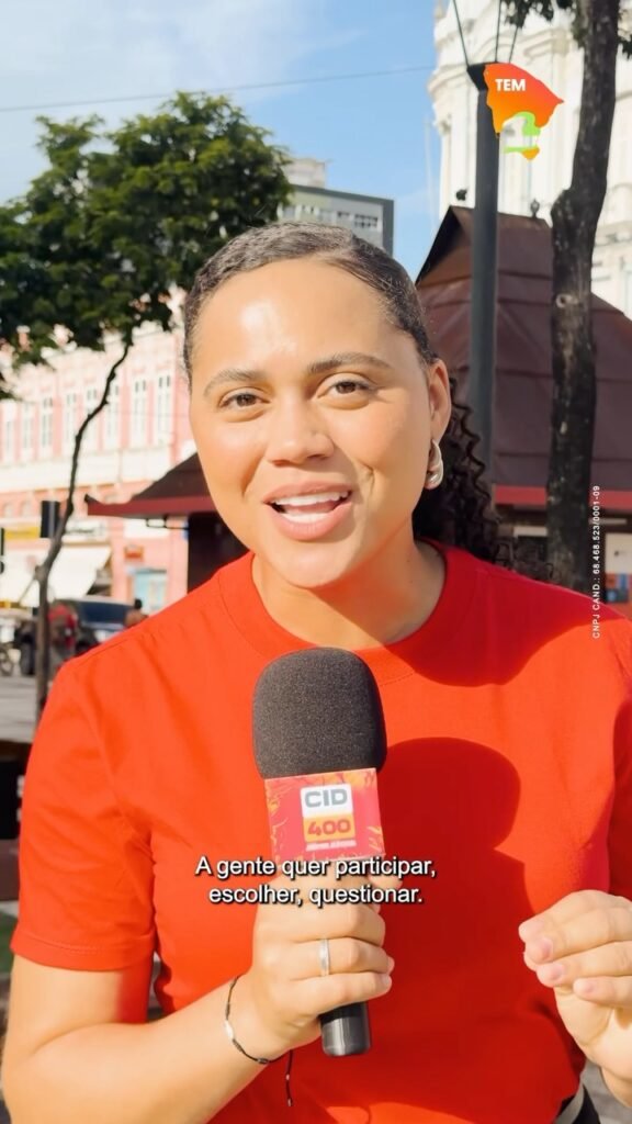 Jovem com microfone na capa original do vídeo sobre participação política