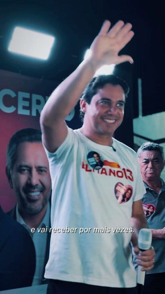 Júnior Mano cumprimentando moradores na capa do encontro no Aracapé