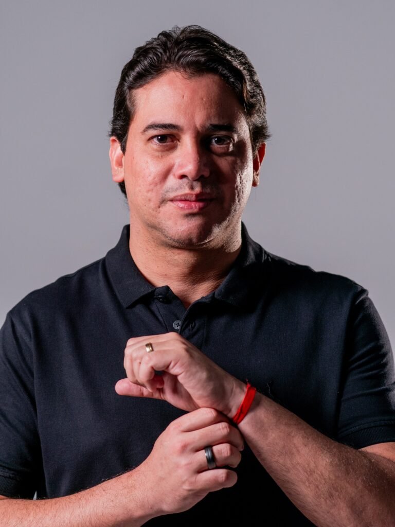 Imagem da publicação de Júnior Mano com mensagem de fé e gratidão.