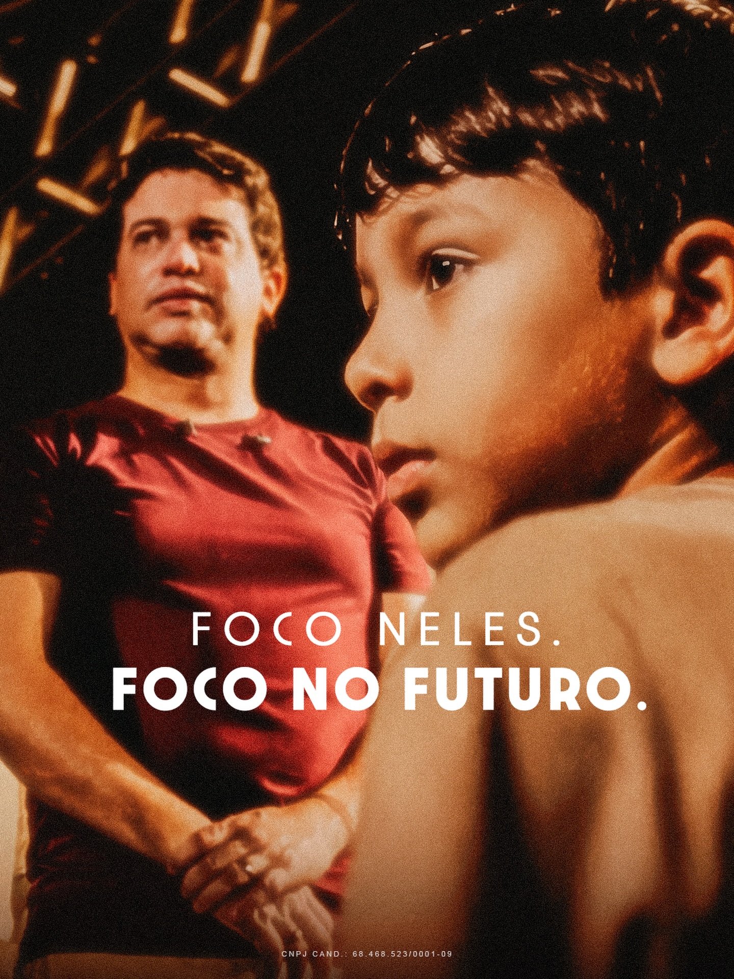 Arte com Júnior Mano e uma criança com a mensagem Foco neles Foco no futuro.