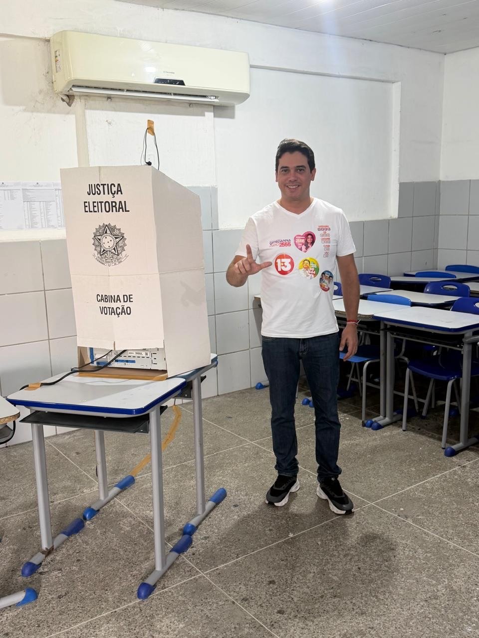 Júnior Mano ao lado de uma cabine de votação em Nova Russas.